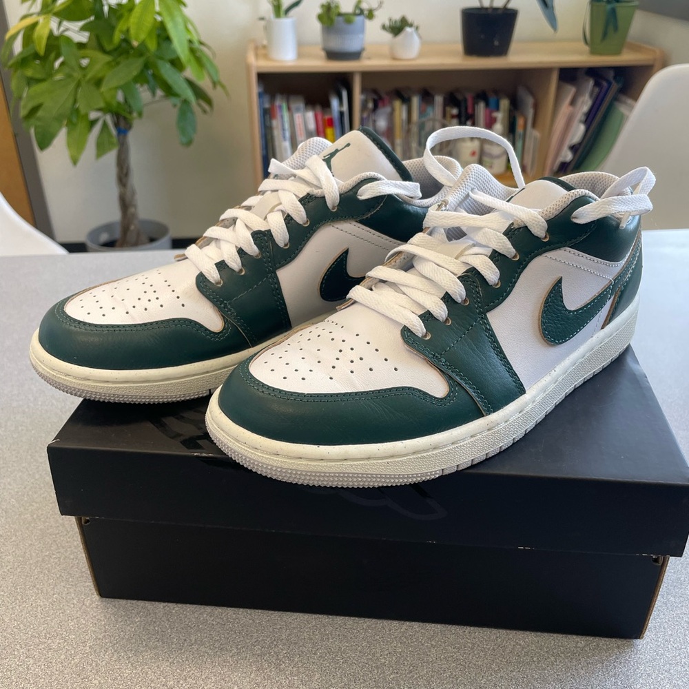 Jordan Green and White Sneakers Classic Mid Design